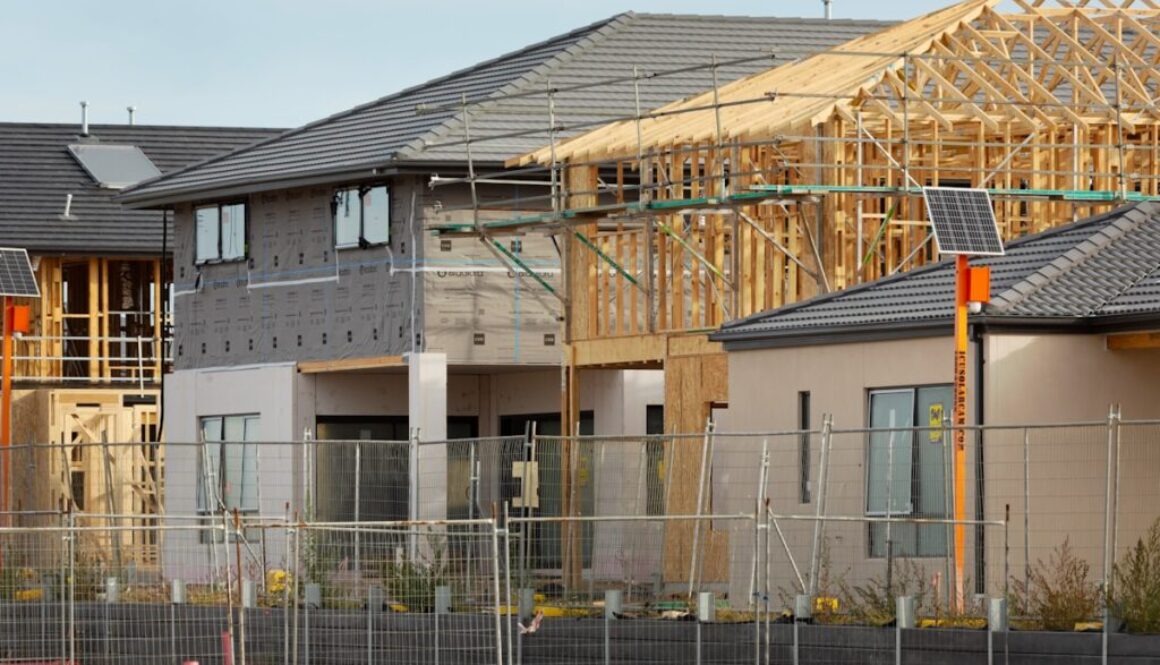 Houses under construction are shown in the photo.