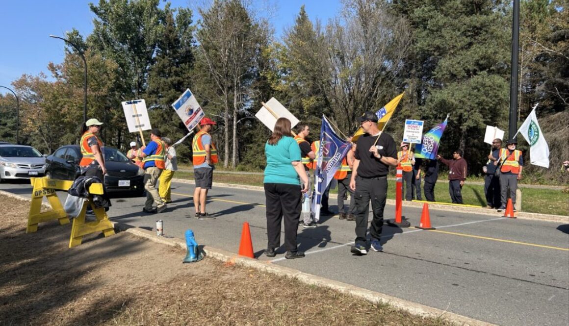 College workers strike Thunder Bay