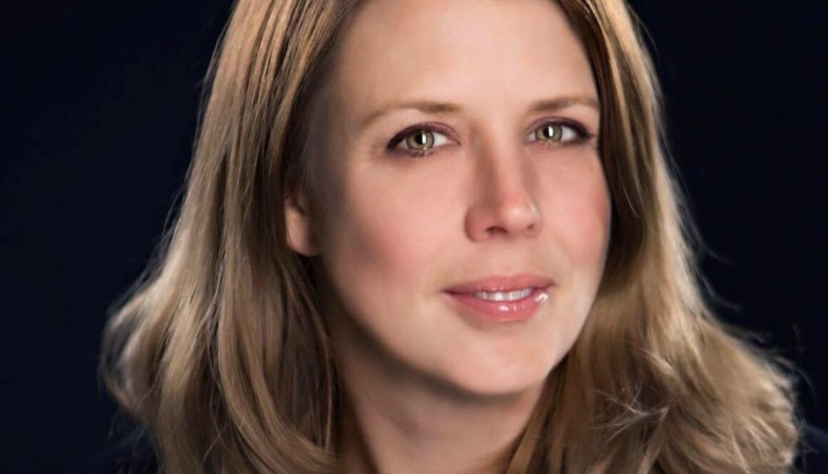 Woman with brown long hair and hazel eyes